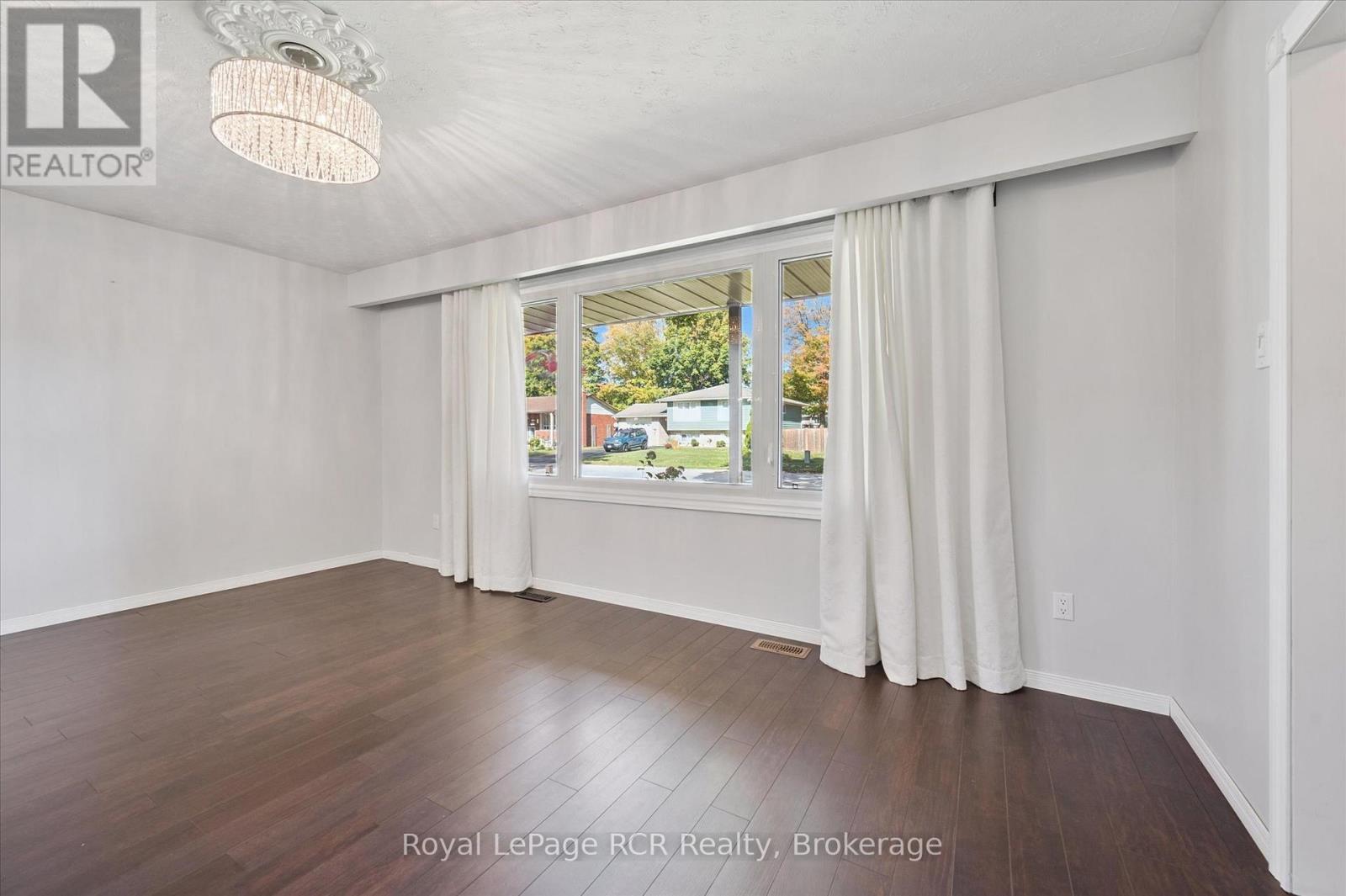 551 Oakview Crescent, Wellington North (Mount Forest), Ontario  N0G 2L2 - Photo 8 - X12454283