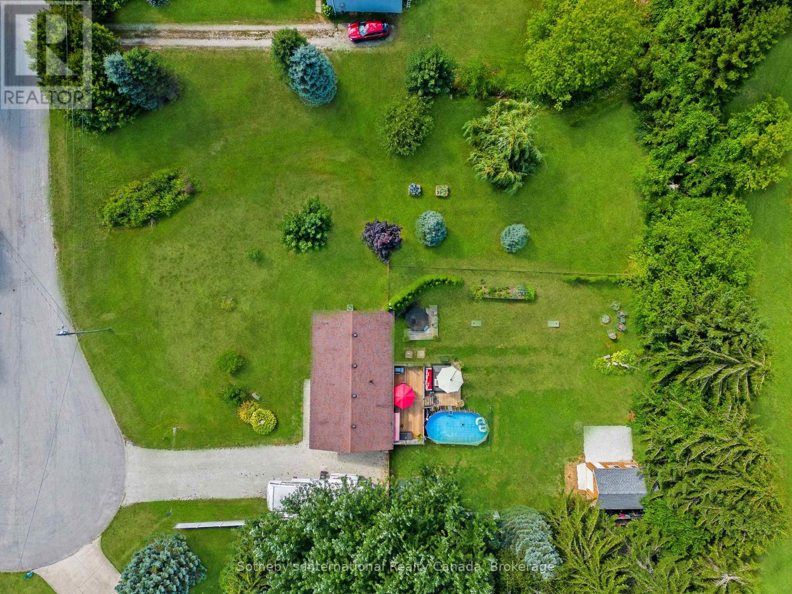 140 Greenfield Drive, Meaford, Ontario  N4L 1W6 - Photo 3 - X12344307