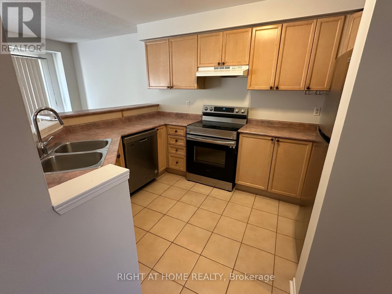 3368 Scotch Pine Gate, Mississauga, Ontario  L5N 7M9 - Photo 3 - W12454123