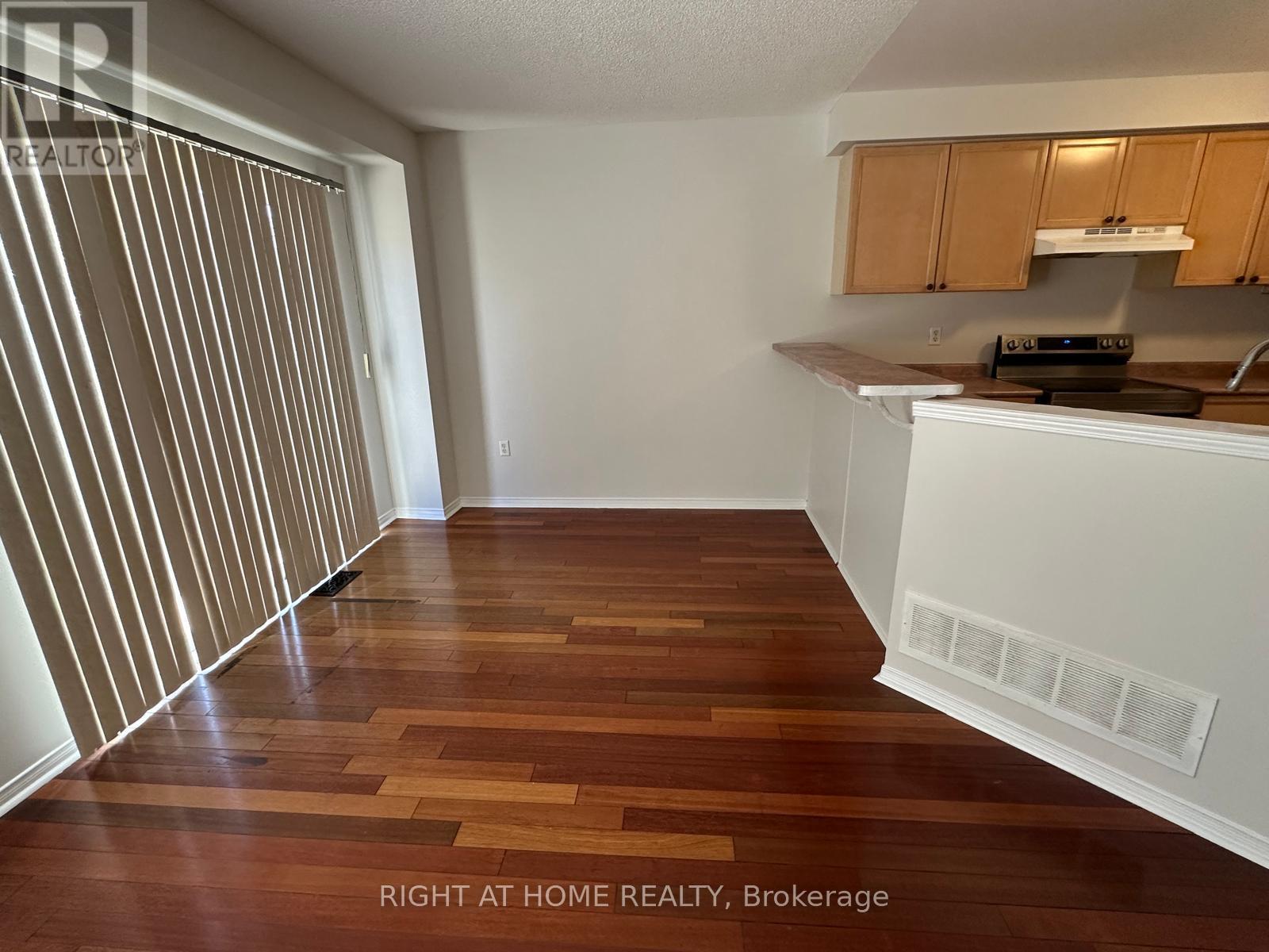 3368 Scotch Pine Gate, Mississauga, Ontario  L5N 7M9 - Photo 4 - W12454123
