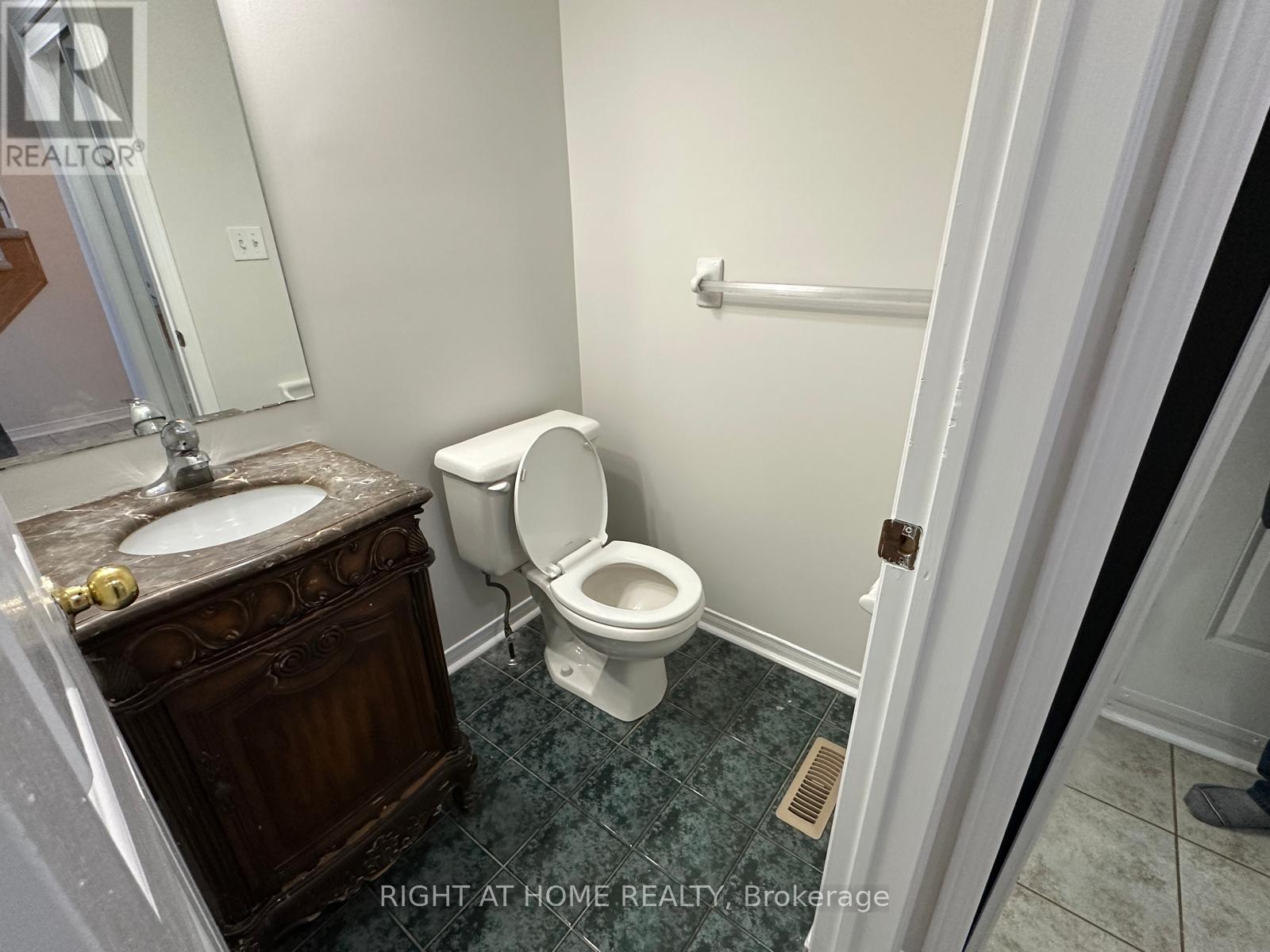3368 Scotch Pine Gate, Mississauga, Ontario  L5N 7M9 - Photo 6 - W12454123