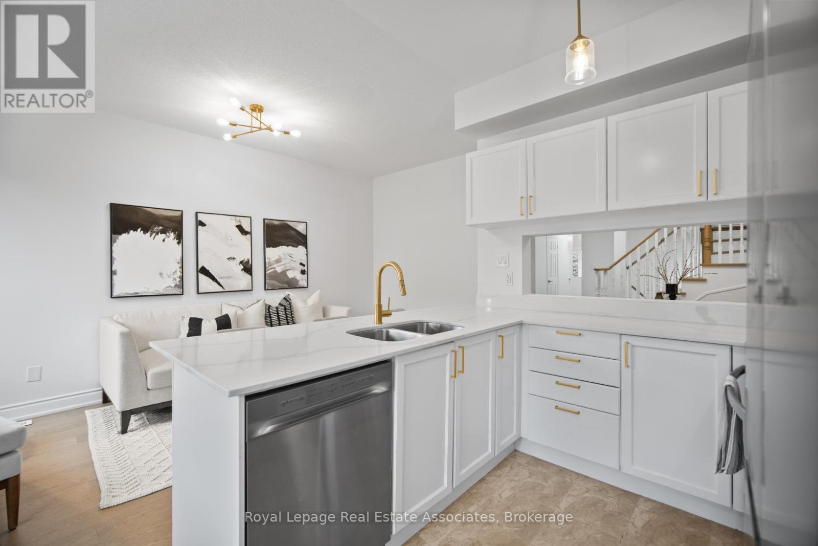 580 Courtney Valley Road, Mississauga, Ontario  L5V 0C2 - Photo 10 - W12454161