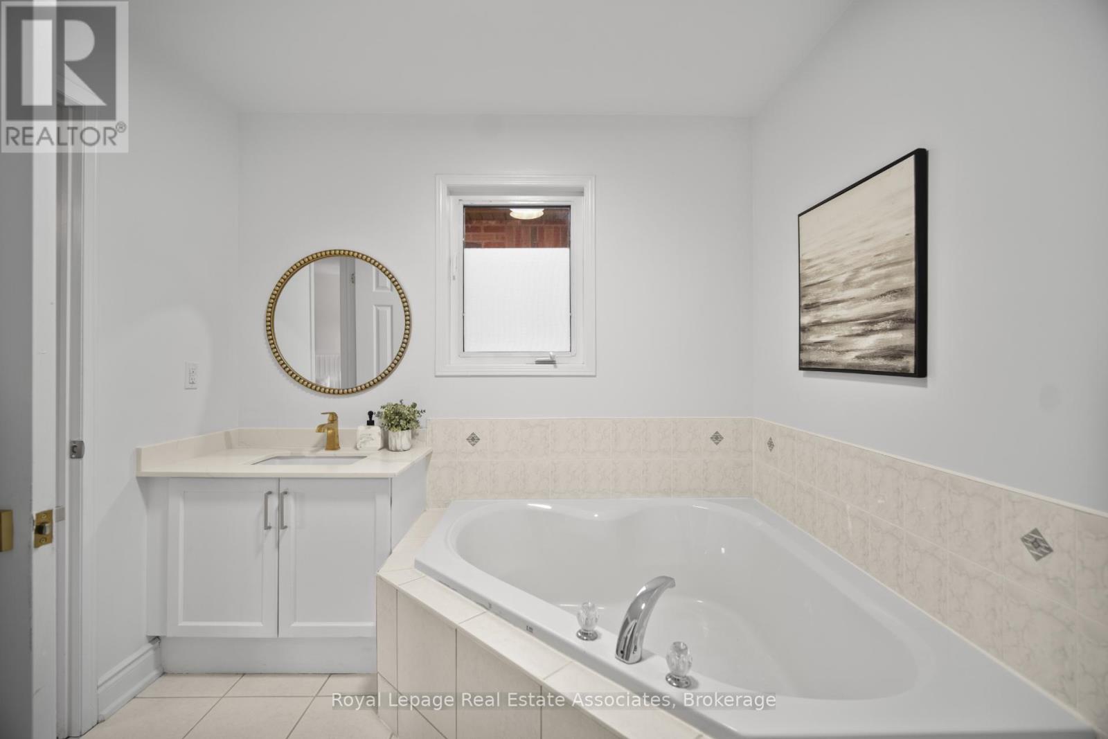 580 Courtney Valley Road, Mississauga, Ontario  L5V 0C2 - Photo 23 - W12454161