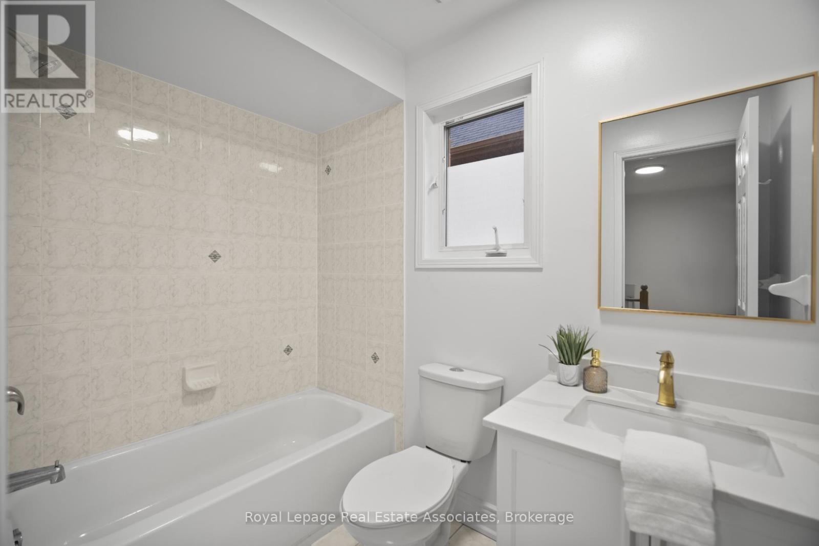 580 Courtney Valley Road, Mississauga, Ontario  L5V 0C2 - Photo 25 - W12454161