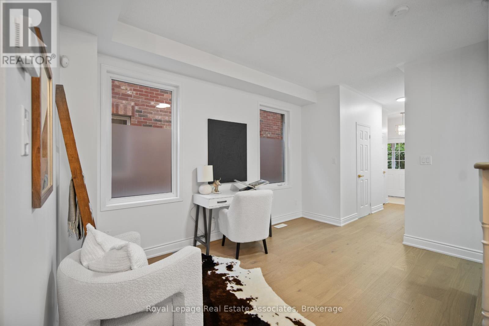 580 Courtney Valley Road, Mississauga, Ontario  L5V 0C2 - Photo 4 - W12454161