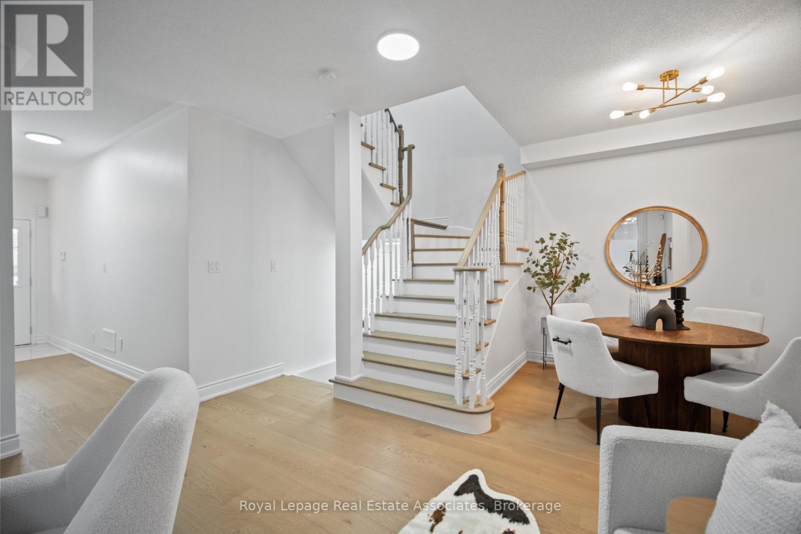580 Courtney Valley Road, Mississauga, Ontario  L5V 0C2 - Photo 5 - W12454161