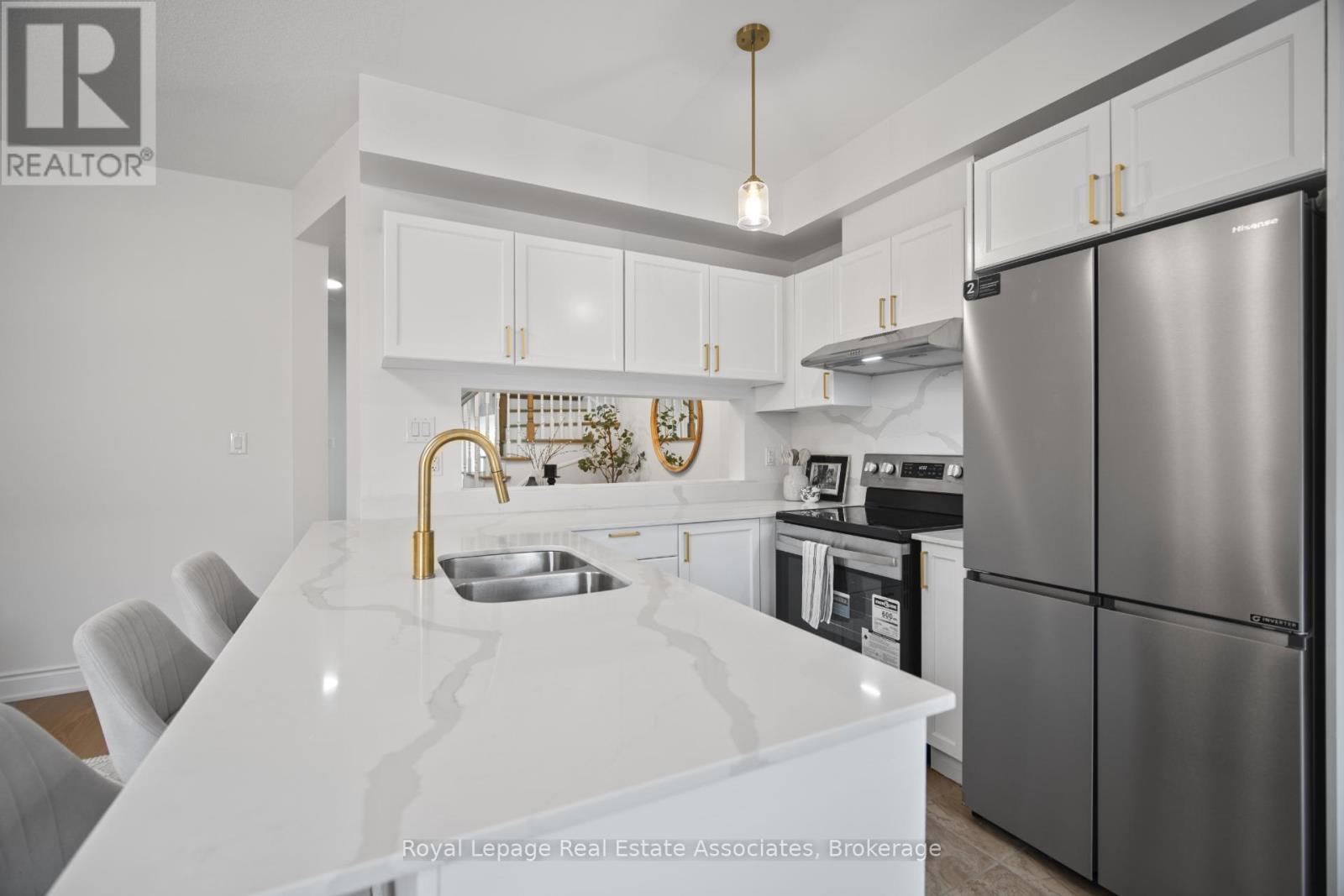 580 Courtney Valley Road, Mississauga, Ontario  L5V 0C2 - Photo 9 - W12454161