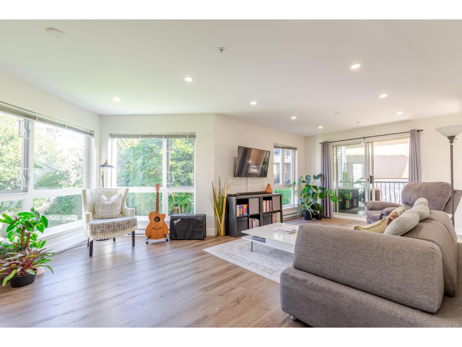 202 3172 Gladwin Road, Abbotsford, British Columbia  V2T 5T3 - Photo 1 - R3056183