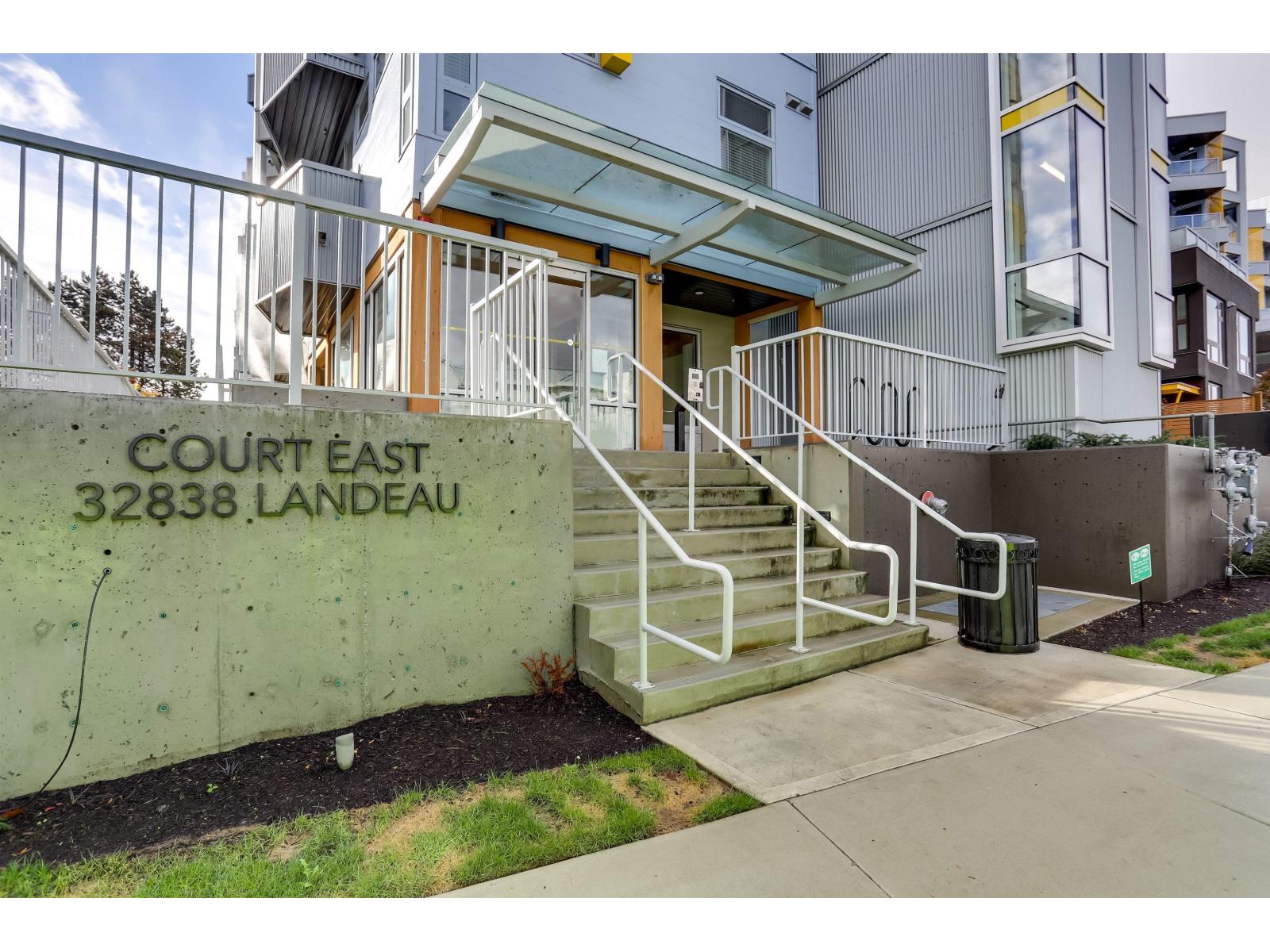 202 32838 Landeau Place, Abbotsford, British Columbia  V2S 0M6 - Photo 2 - R3056208