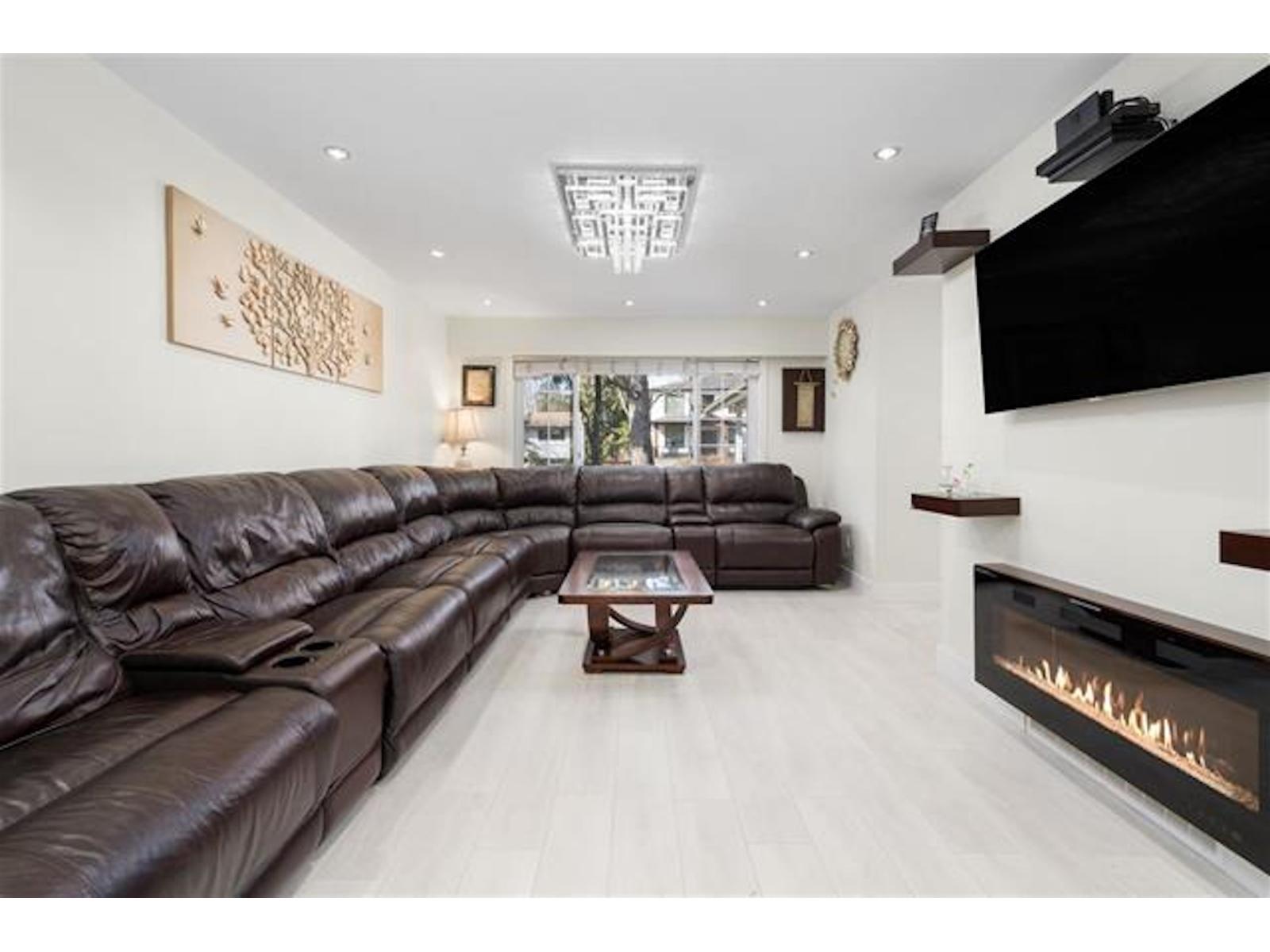 9068 146a Street, Surrey, British Columbia  V3R 6X7 - Photo 2 - R3056589