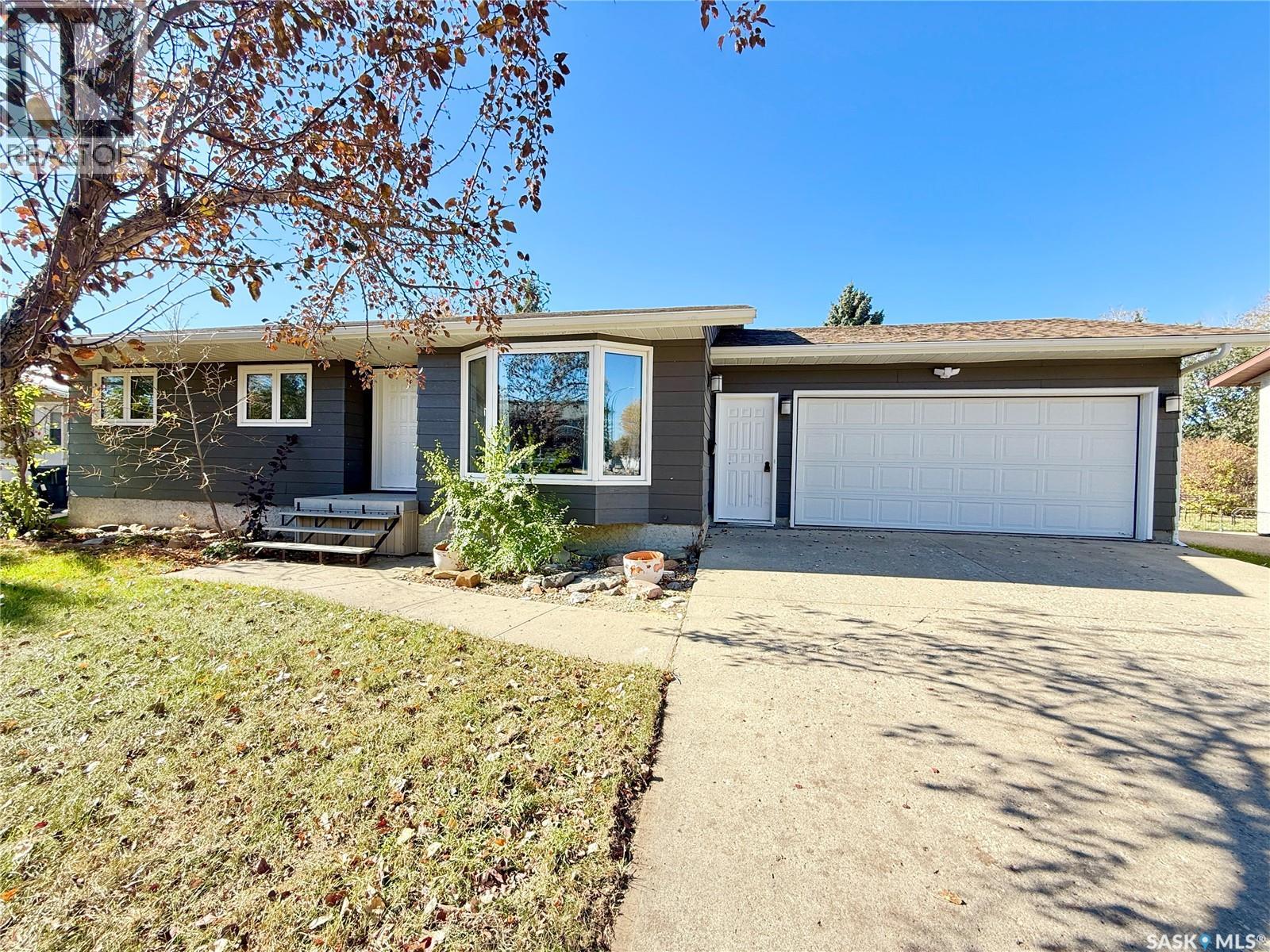 225 18th Street, Weyburn, Saskatchewan  S4H 3A8 - Photo 1 - SK020510