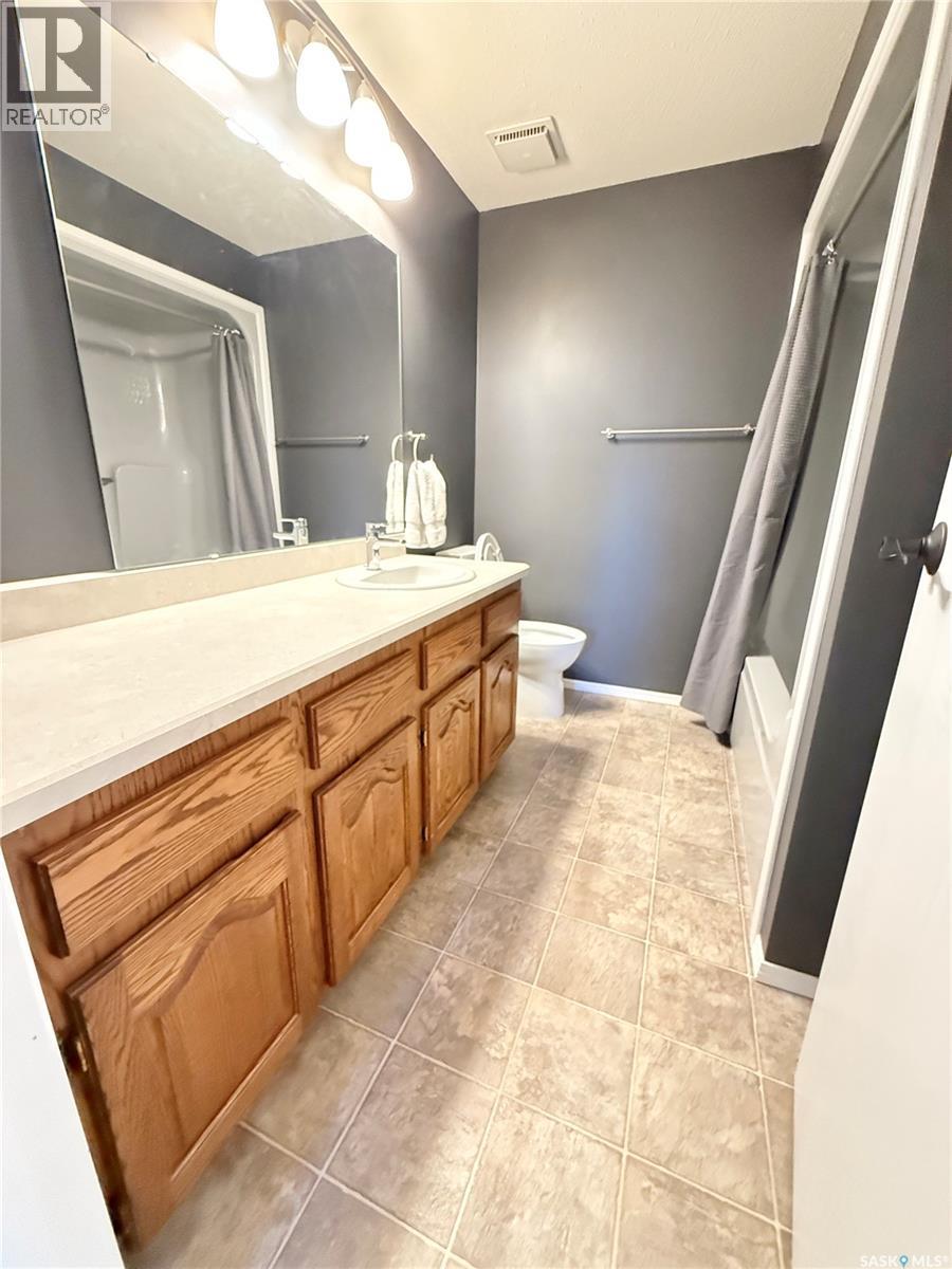 225 18th Street, Weyburn, Saskatchewan  S4H 3A8 - Photo 17 - SK020510
