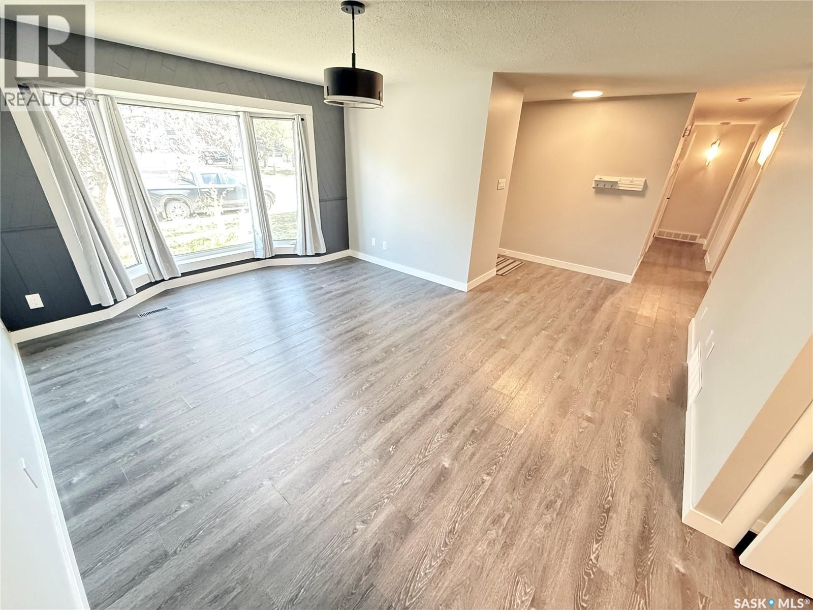 225 18th Street, Weyburn, Saskatchewan  S4H 3A8 - Photo 2 - SK020510