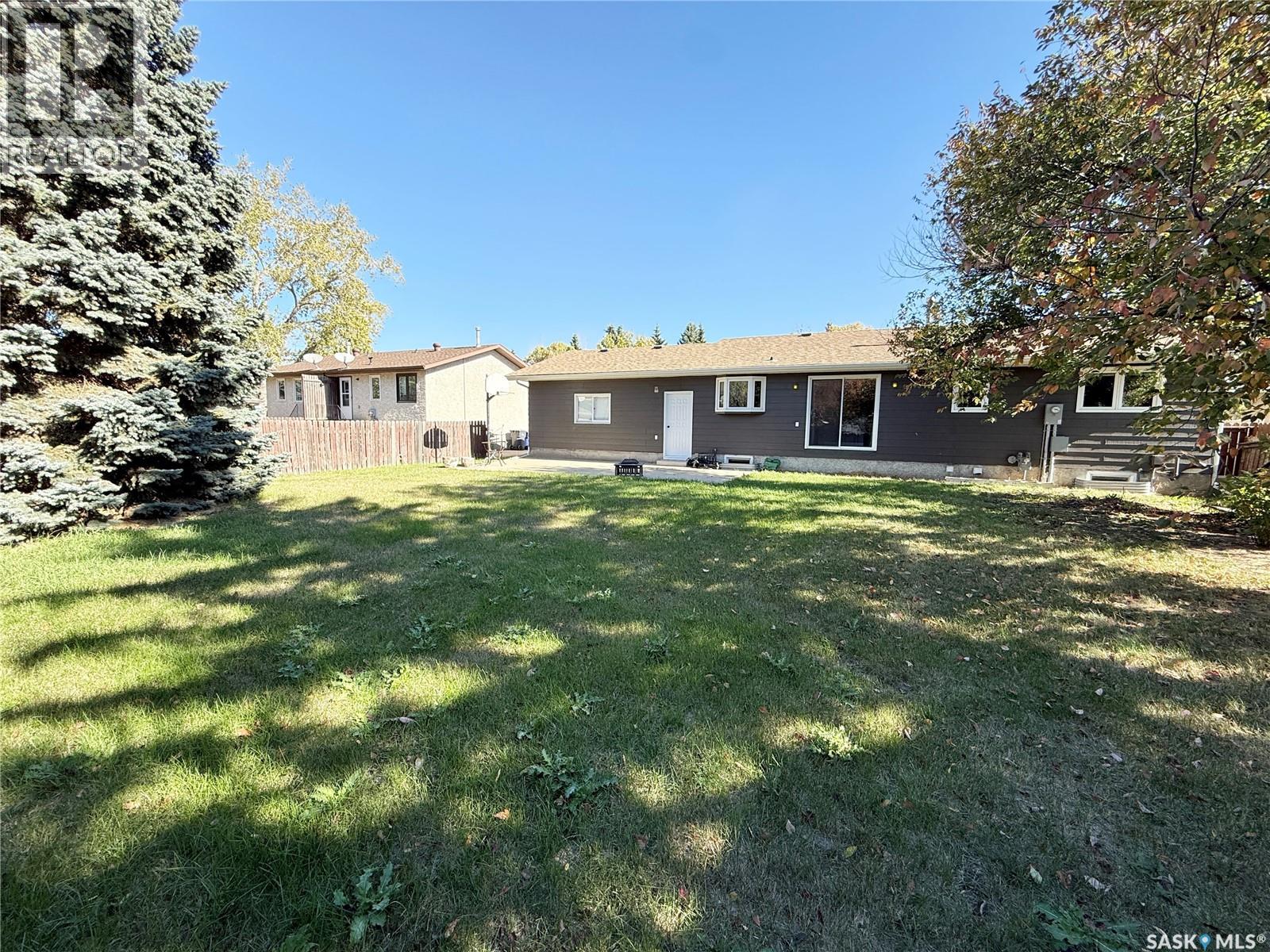 225 18th Street, Weyburn, Saskatchewan  S4H 3A8 - Photo 27 - SK020510