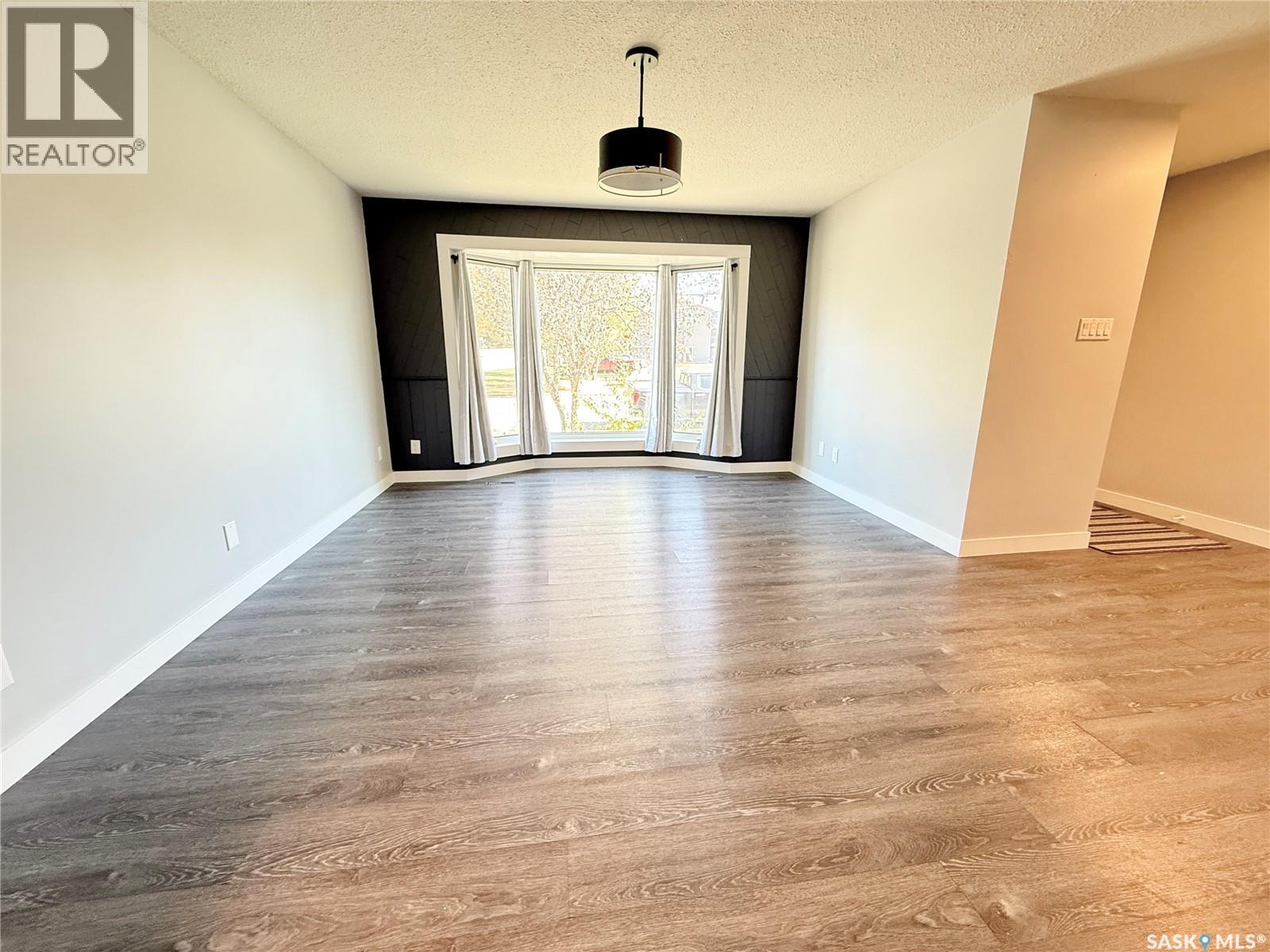 225 18th Street, Weyburn, Saskatchewan  S4H 3A8 - Photo 3 - SK020510