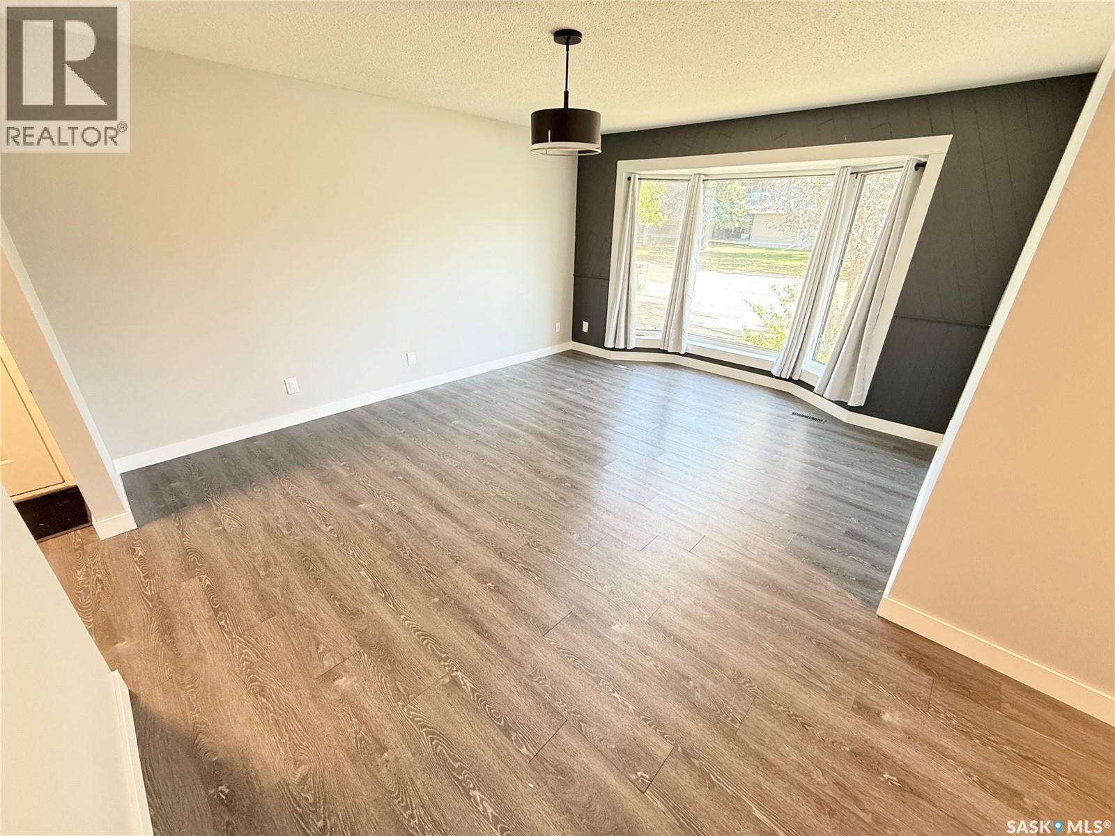 225 18th Street, Weyburn, Saskatchewan  S4H 3A8 - Photo 6 - SK020510