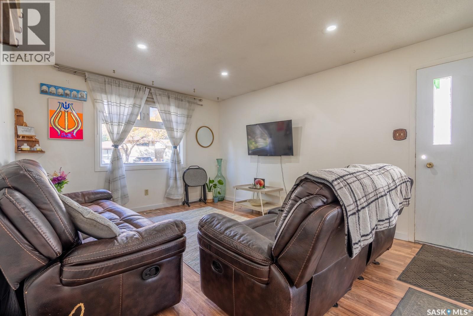 1357 Grosvenor Street, Regina, Saskatchewan  S4N 1R2 - Photo 3 - SK020353