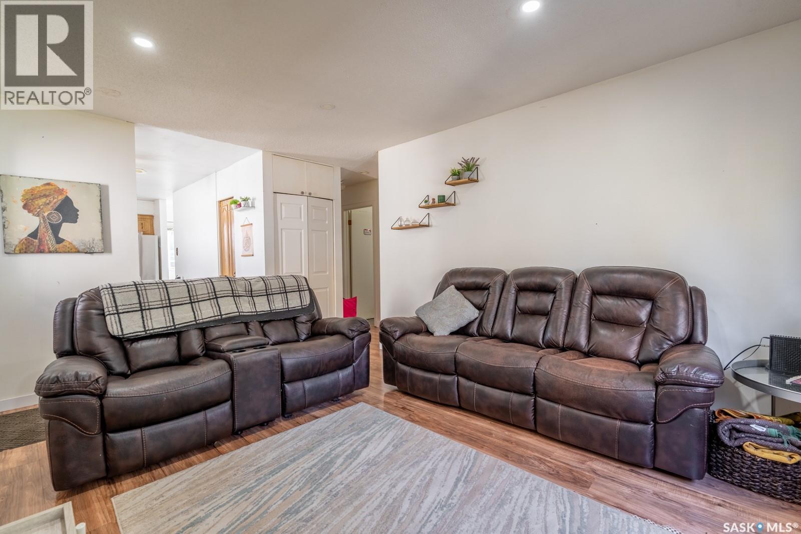 1357 Grosvenor Street, Regina, Saskatchewan  S4N 1R2 - Photo 4 - SK020353