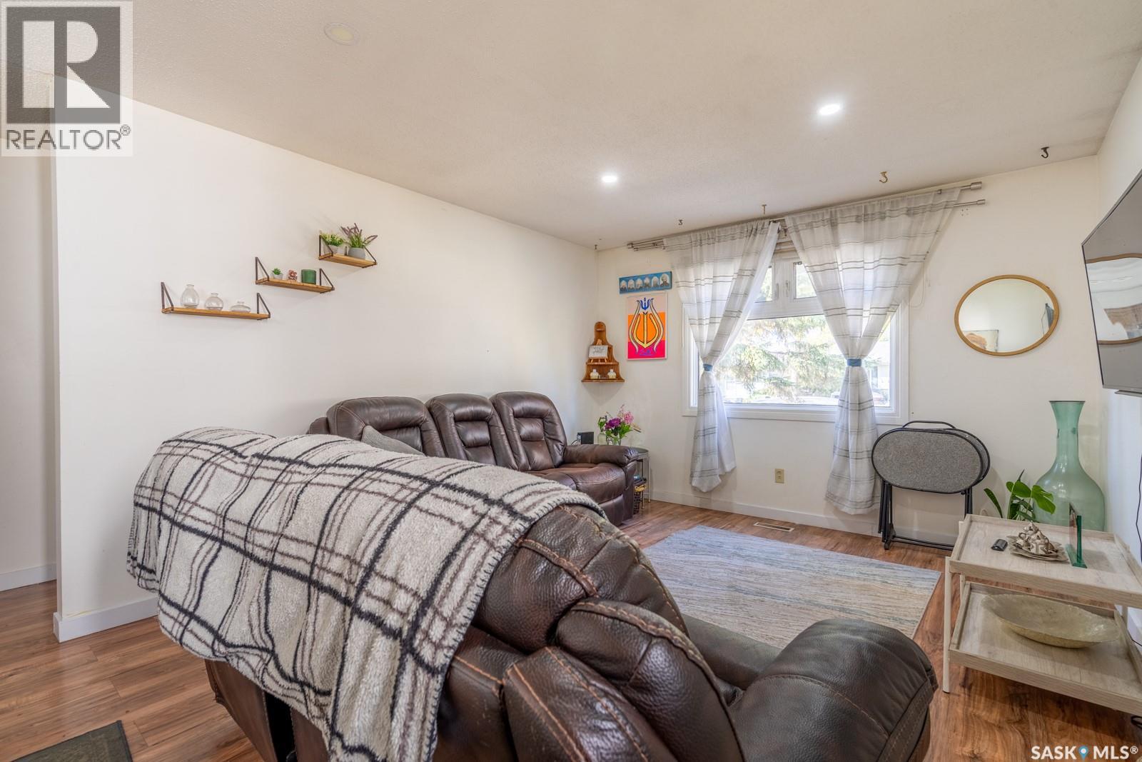 1357 Grosvenor Street, Regina, Saskatchewan  S4N 1R2 - Photo 6 - SK020353