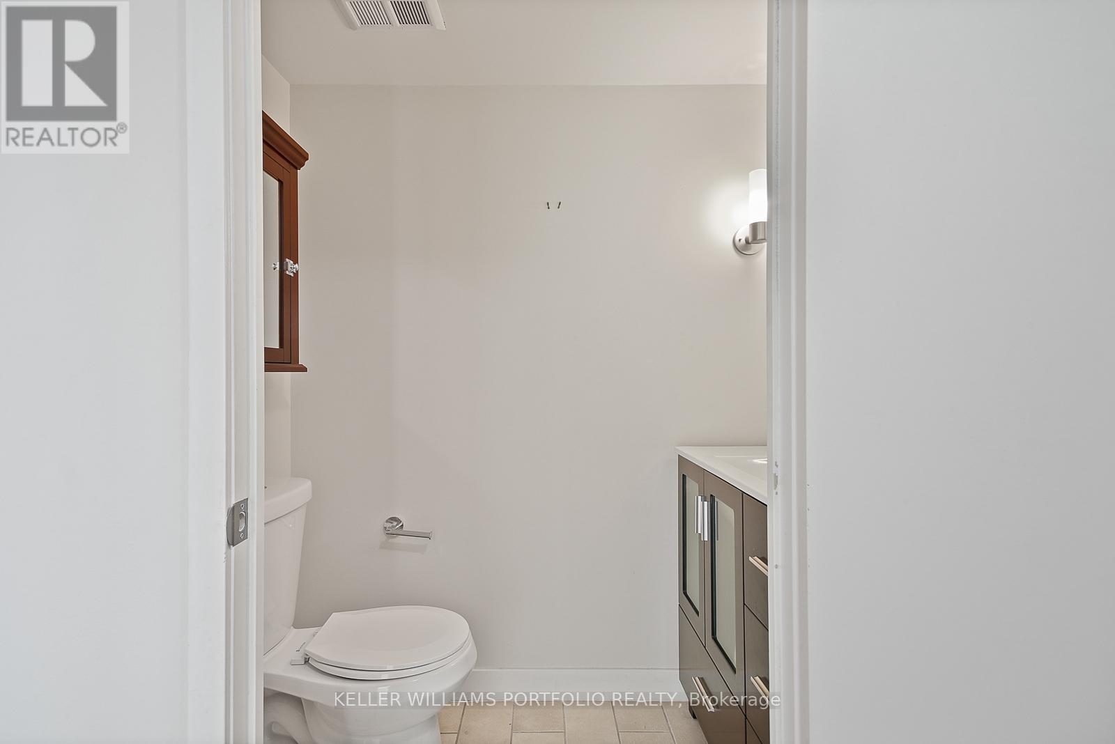 1918 - 4k Spadina Avenue, Toronto, Ontario  M5V 3Y9 - Photo 4 - C12454244