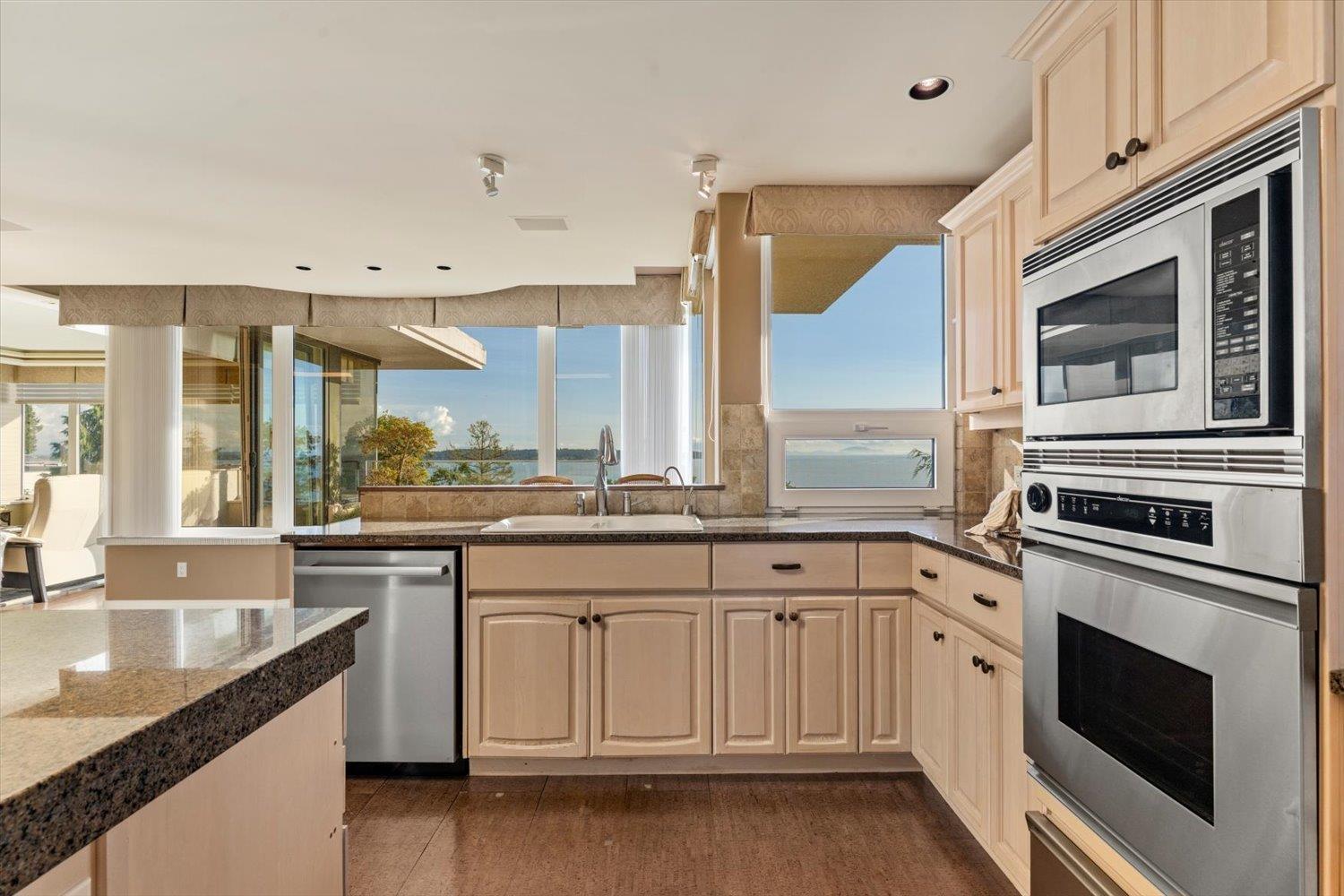 301 15050 Prospect Avenue, White Rock, British Columbia  V4B 2B4 - Photo 6 - R3055497