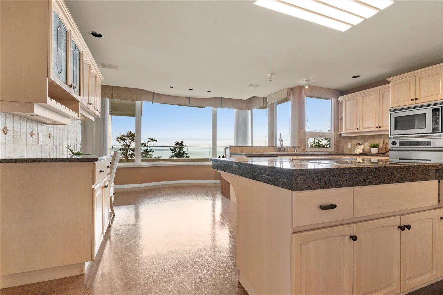 301 15050 Prospect Avenue, White Rock, British Columbia  V4B 2B4 - Photo 7 - R3055497