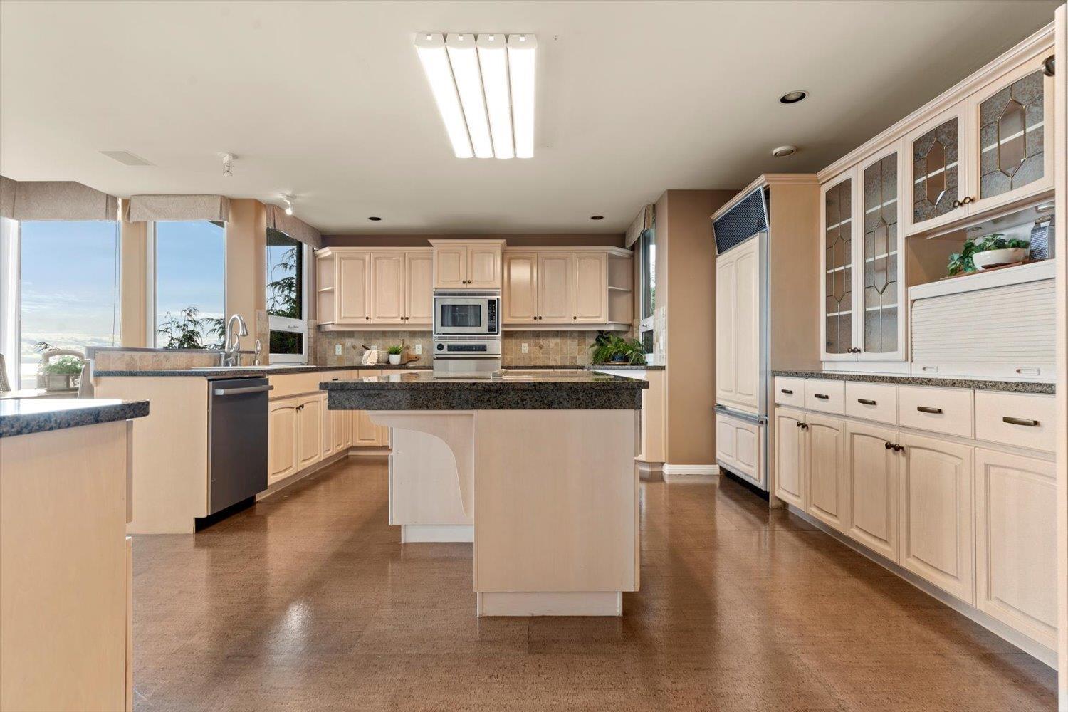 301 15050 Prospect Avenue, White Rock, British Columbia  V4B 2B4 - Photo 9 - R3055497