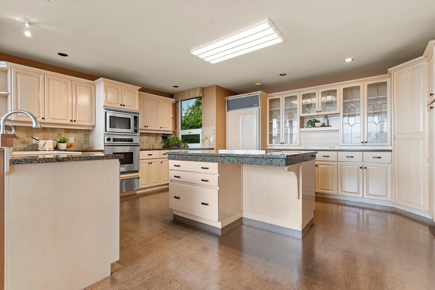 301 15050 Prospect Avenue, White Rock, British Columbia  V4B 2B4 - Photo 11 - R3055497