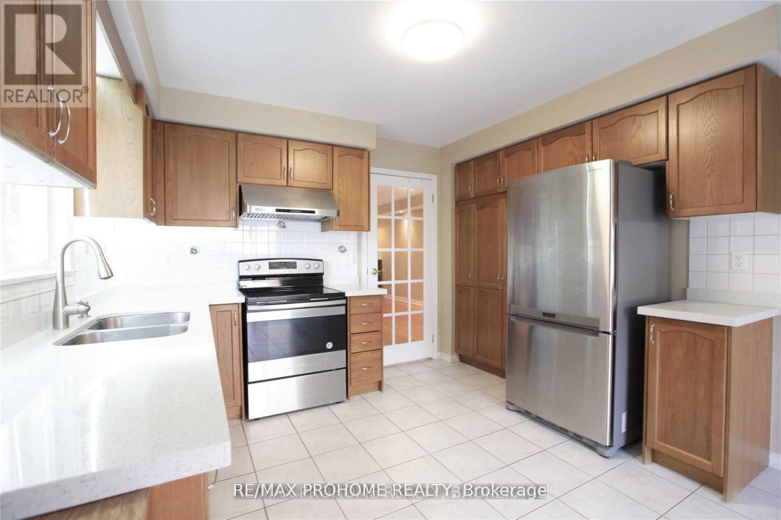 73 Briarcrest Drive, Markham, Ontario  L6C 3E7 - Photo 6 - N12454248