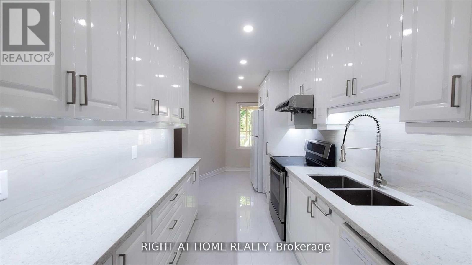 28 BAYWOOD COURT, Markham, Ontario