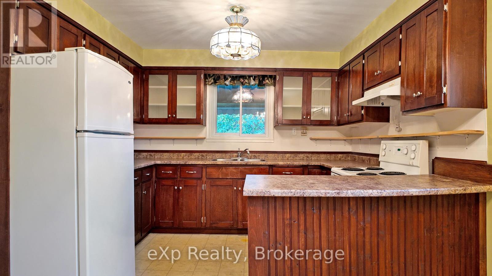 69 8th Street, Hanover, Ontario  N4N 1J1 - Photo 5 - X12454421