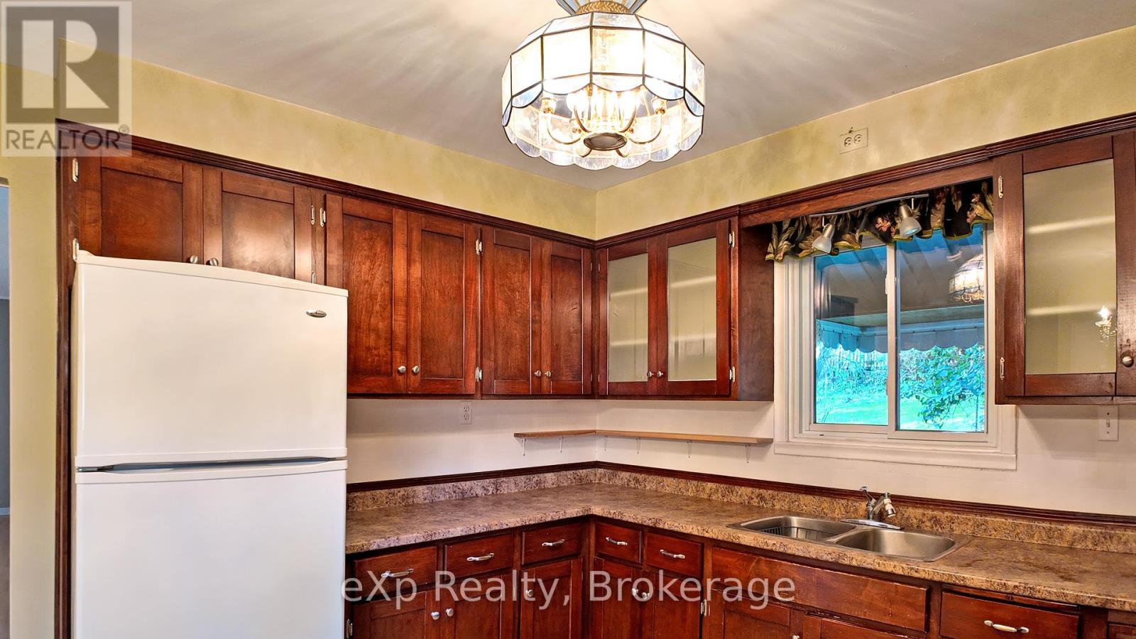 69 8th Street, Hanover, Ontario  N4N 1J1 - Photo 6 - X12454421