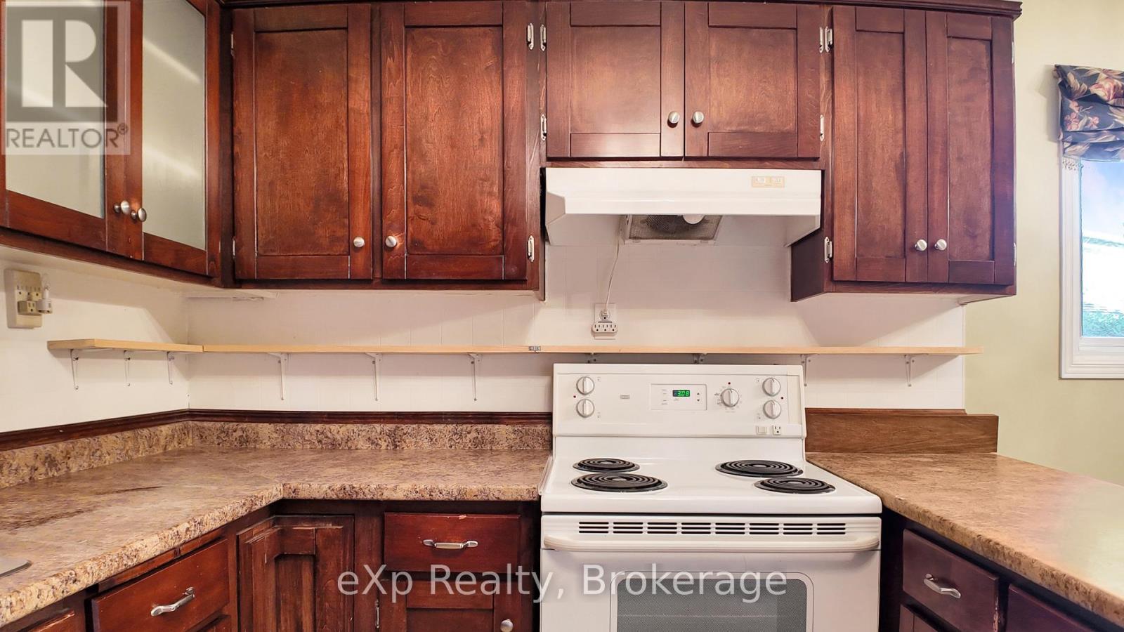 69 8th Street, Hanover, Ontario  N4N 1J1 - Photo 8 - X12454421