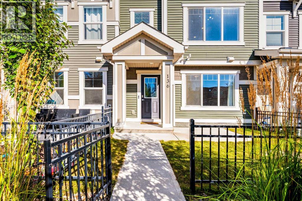 136 Sundown Road, Cochrane, Alberta  T4C 2M5 - Photo 2 - A2260155
