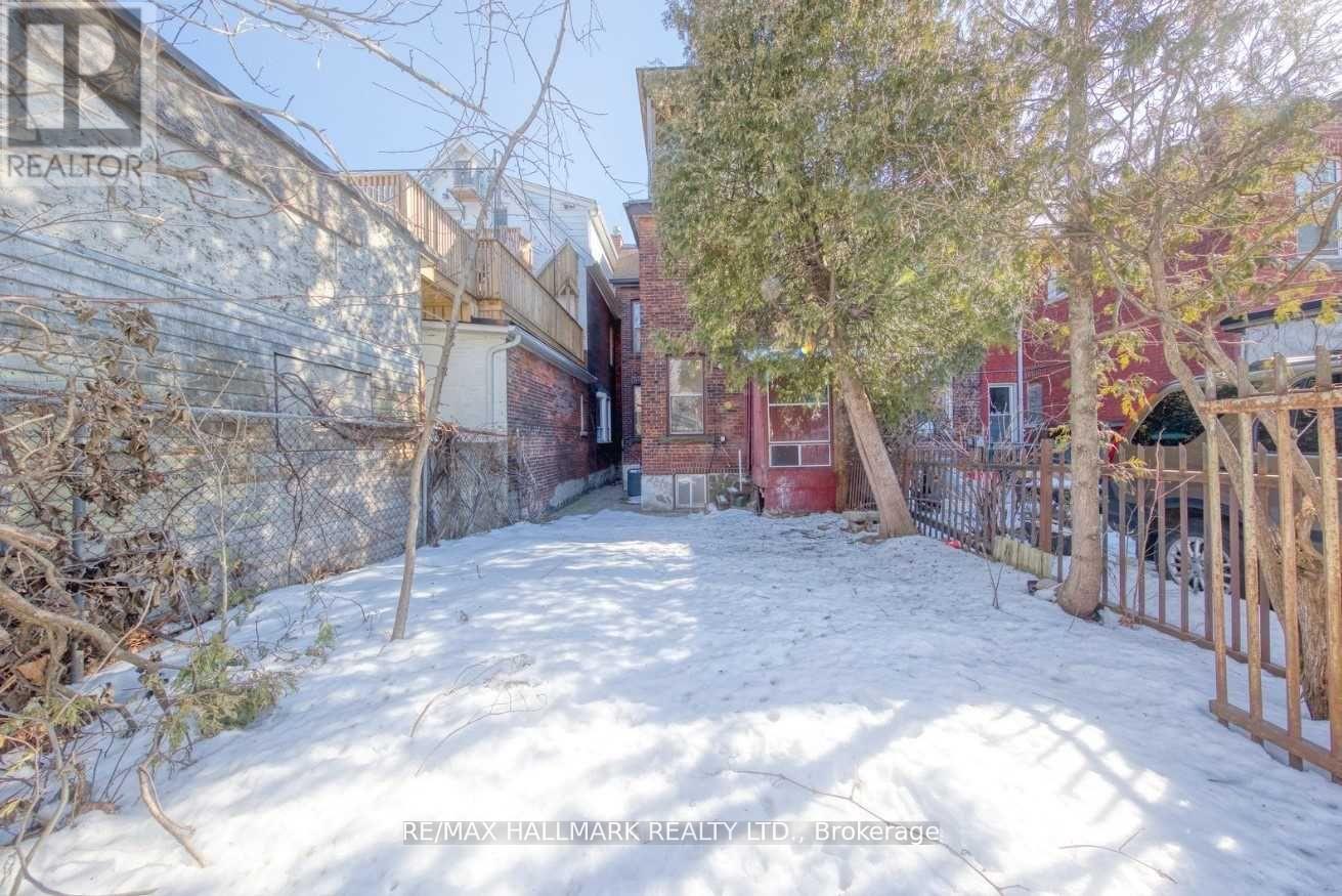 Upper - 46 Springhurst Avenue, Toronto, Ontario  M6K 1B6 - Photo 16 - W12454267