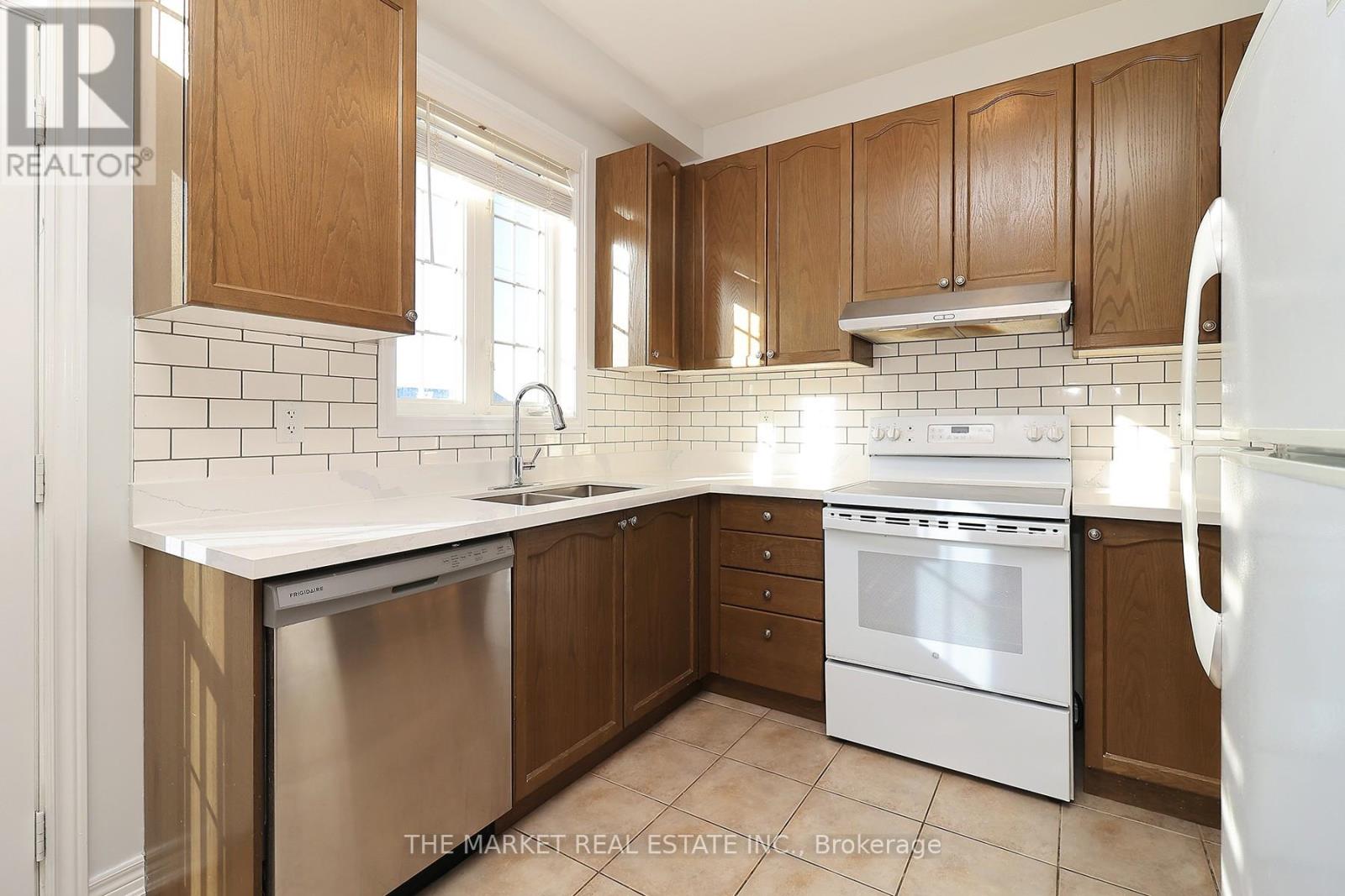 54 Pefferlaw Circle, Brampton, Ontario  L6Y 0K1 - Photo 11 - W12454282
