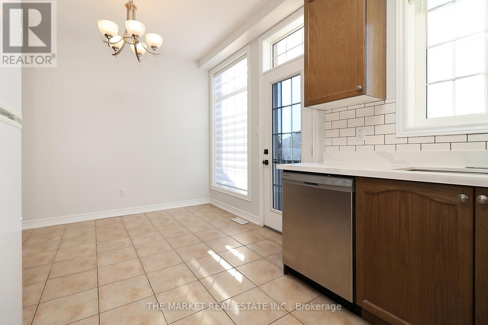 54 Pefferlaw Circle, Brampton, Ontario  L6Y 0K1 - Photo 12 - W12454282