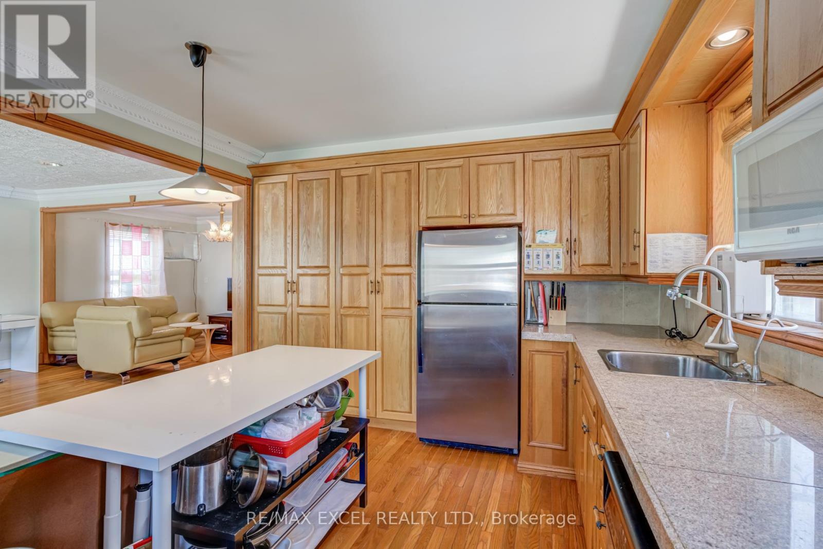 45 Stanmills Road, Toronto, Ontario  M8Z 1Y1 - Photo 4 - W12454312