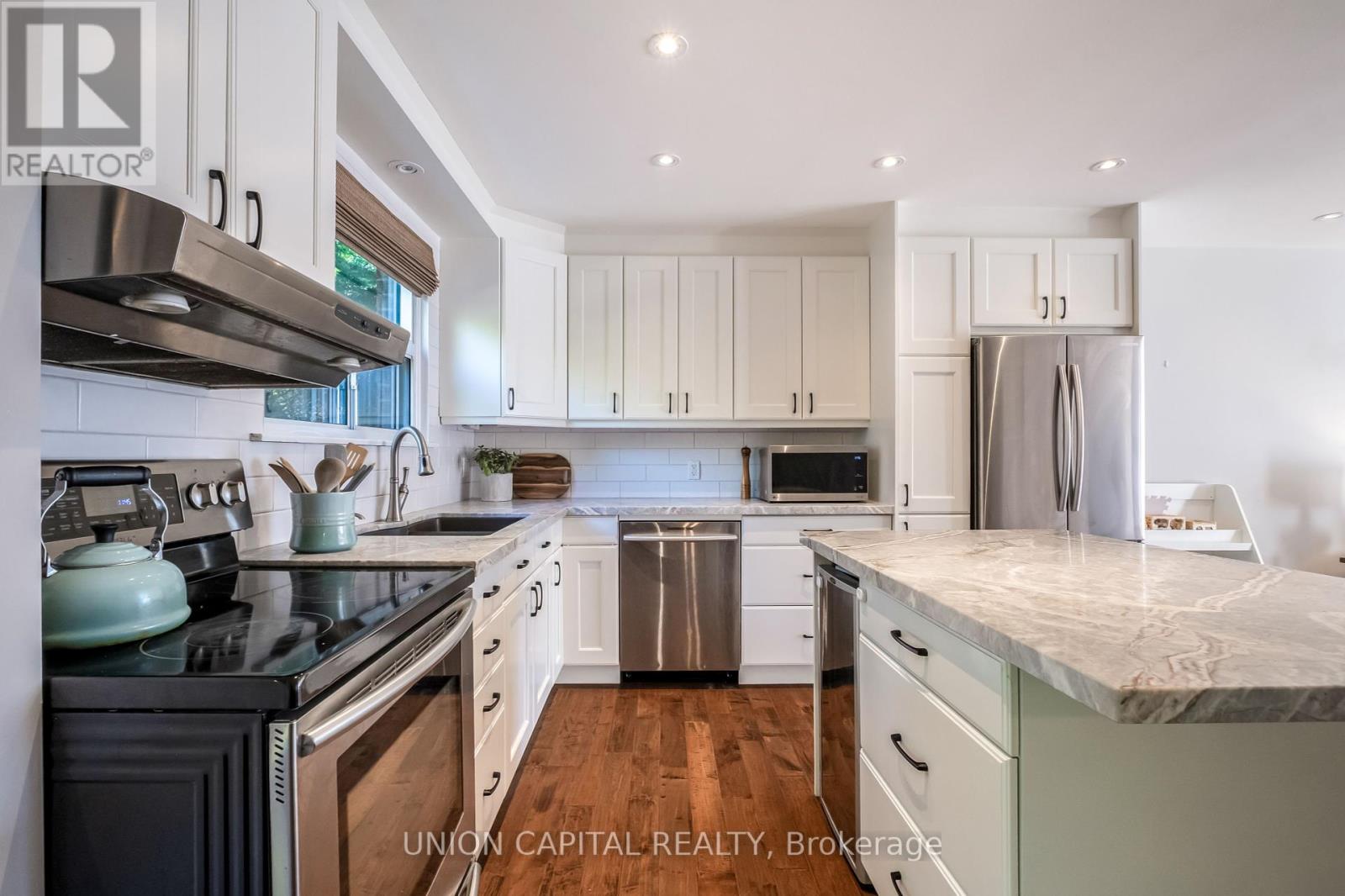 65 Edilou Drive, Toronto, Ontario  M8W 4B4 - Photo 18 - W12454328