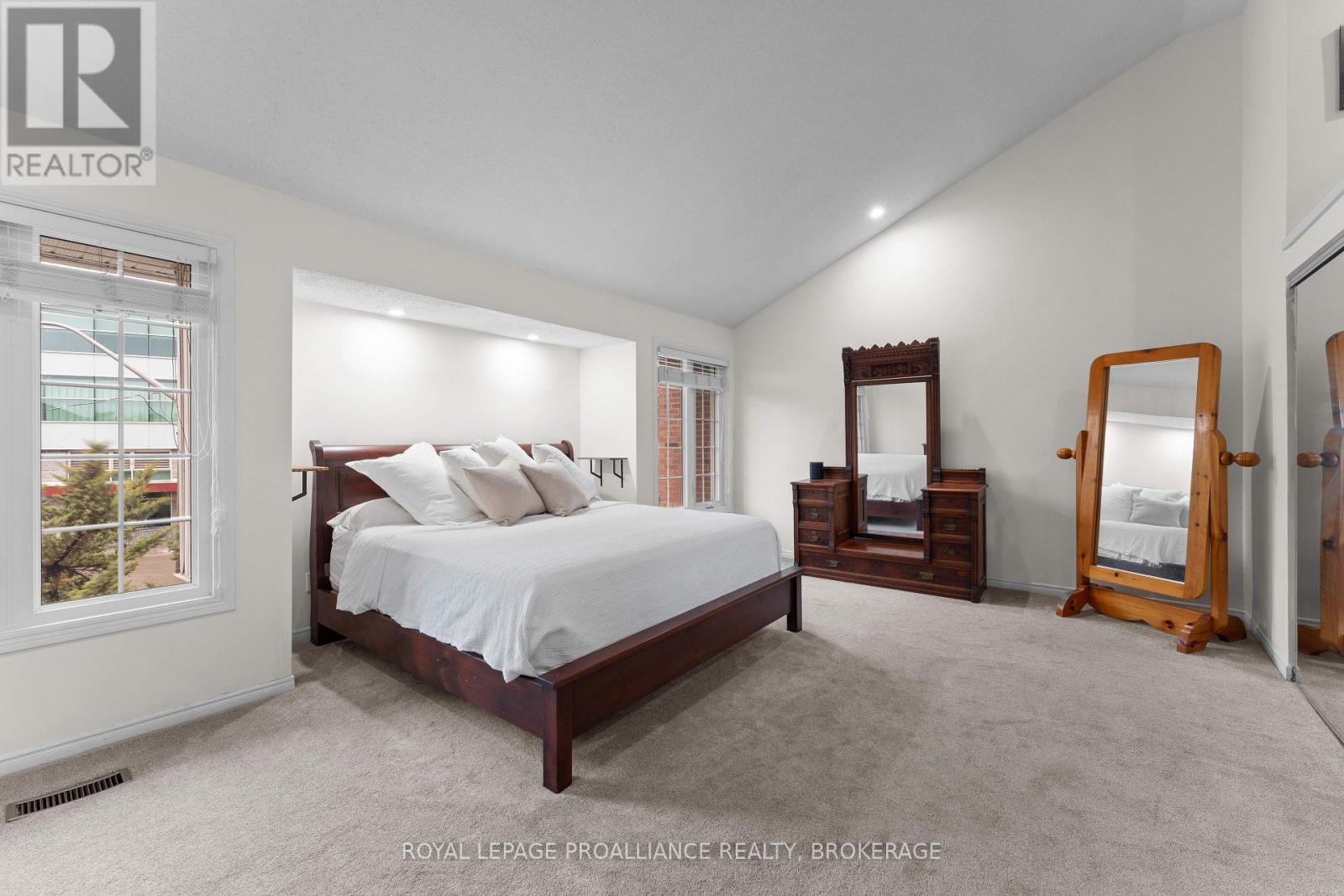 48 - 1 Place D'armes, Kingston, Ontario  K7K 6S2 - Photo 11 - X12454350