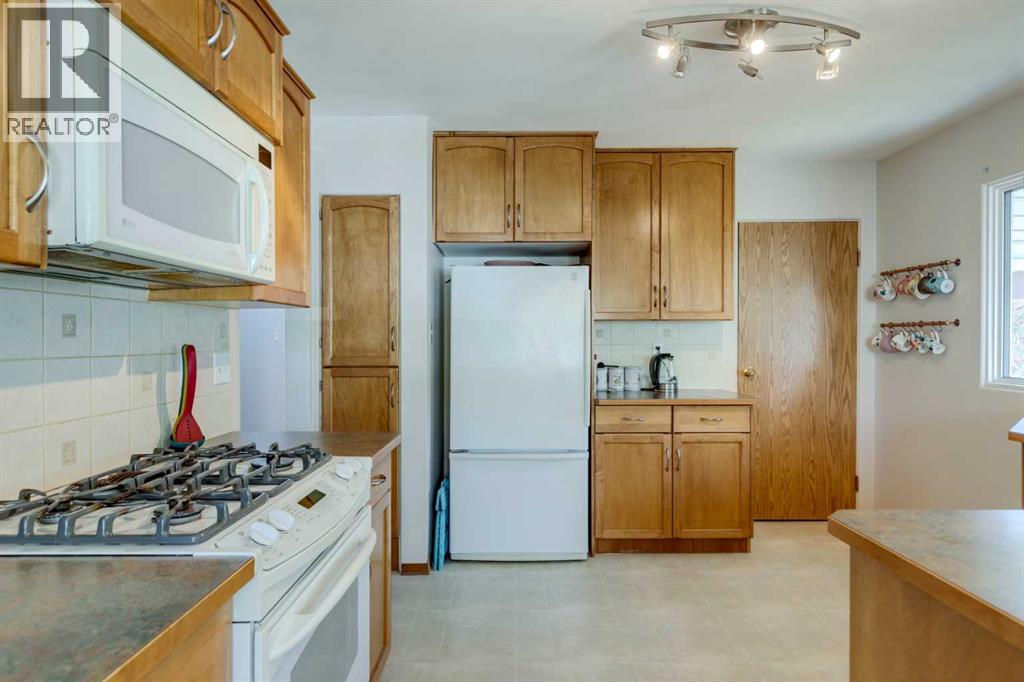 114 Hallbrook Drive Sw, Calgary, Alberta  T2V 3H6 - Photo 10 - A2263456