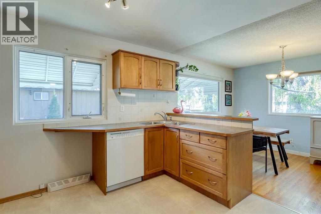 114 Hallbrook Drive Sw, Calgary, Alberta  T2V 3H6 - Photo 11 - A2263456