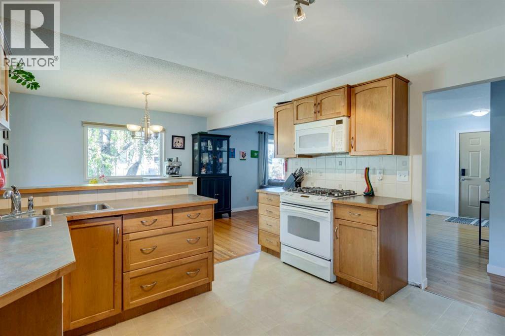 114 Hallbrook Drive Sw, Calgary, Alberta  T2V 3H6 - Photo 12 - A2263456