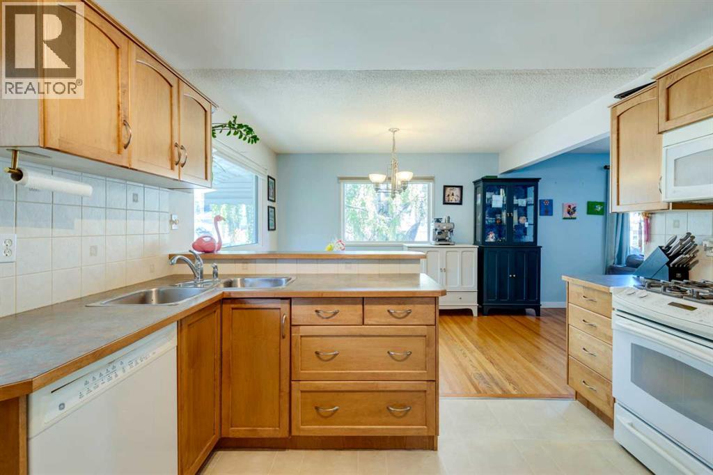114 Hallbrook Drive Sw, Calgary, Alberta  T2V 3H6 - Photo 13 - A2263456