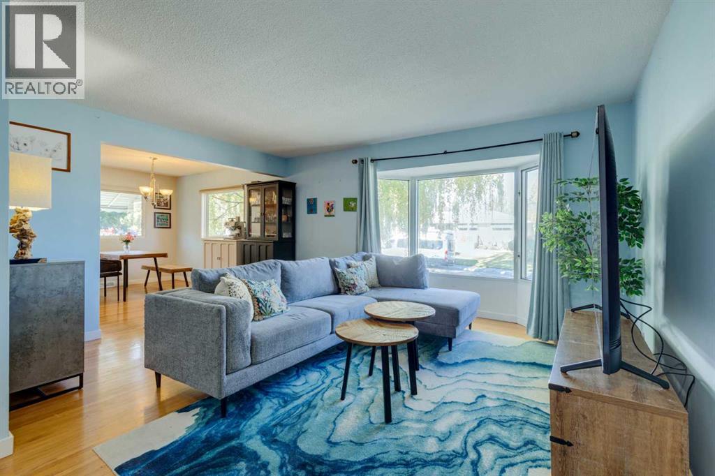 114 Hallbrook Drive Sw, Calgary, Alberta  T2V 3H6 - Photo 2 - A2263456