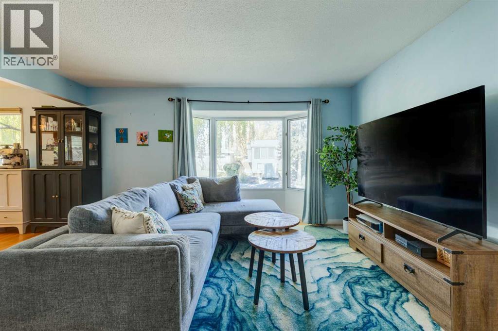 114 Hallbrook Drive Sw, Calgary, Alberta  T2V 3H6 - Photo 3 - A2263456