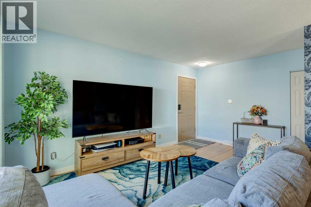 114 Hallbrook Drive Sw, Calgary, Alberta  T2V 3H6 - Photo 4 - A2263456