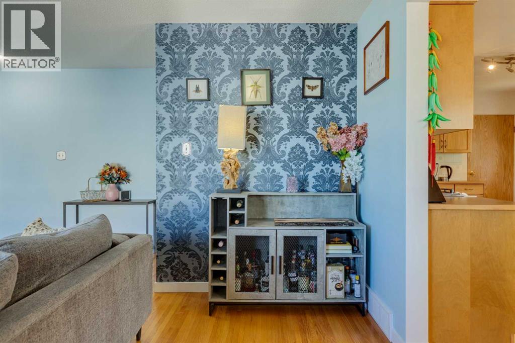 114 Hallbrook Drive Sw, Calgary, Alberta  T2V 3H6 - Photo 5 - A2263456