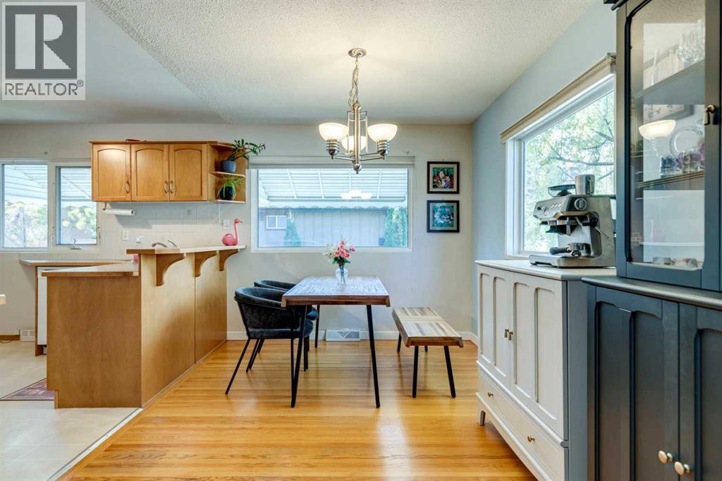 114 Hallbrook Drive Sw, Calgary, Alberta  T2V 3H6 - Photo 7 - A2263456