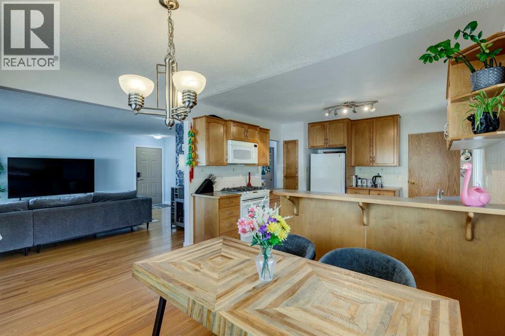 114 Hallbrook Drive Sw, Calgary, Alberta  T2V 3H6 - Photo 9 - A2263456